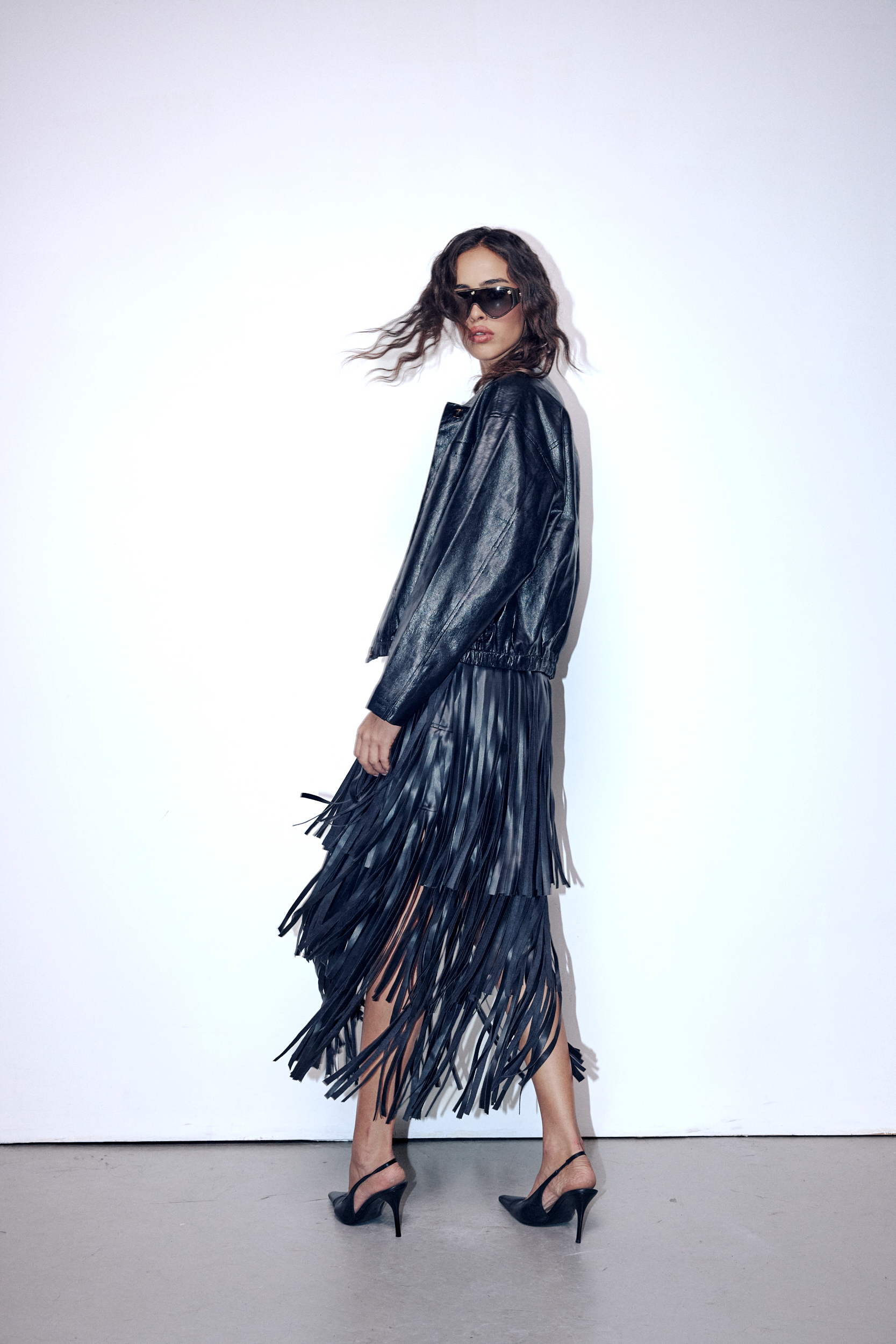 חצאית מקסי סטייטמנט פרנזים - Noir Leather Fringe Maxi Skirt – תמונה 6